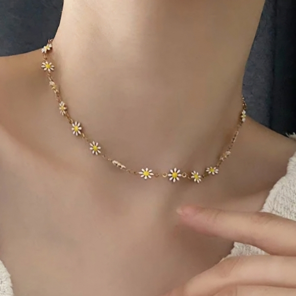 Daisy Chain Necklace - Picture 1 of 6